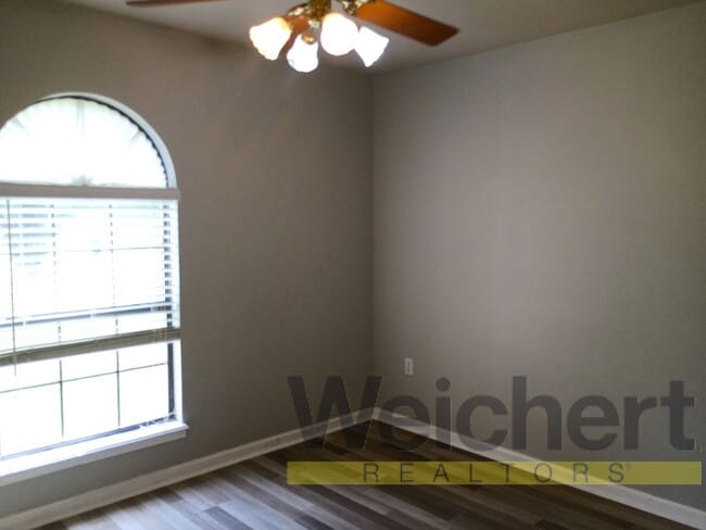 Building Photo - Spacious 3 bedroom home with attached garage