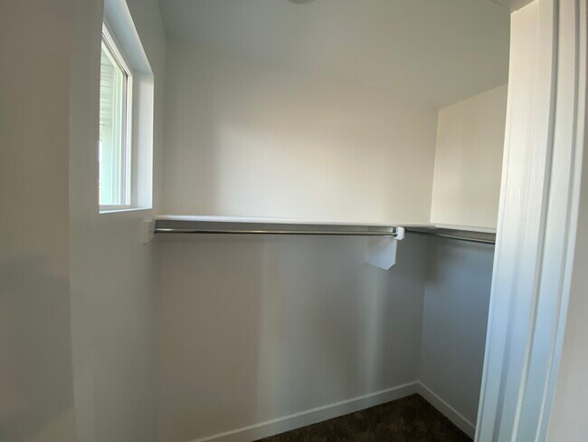 Building Photo - 943 Thunderbolt Ct