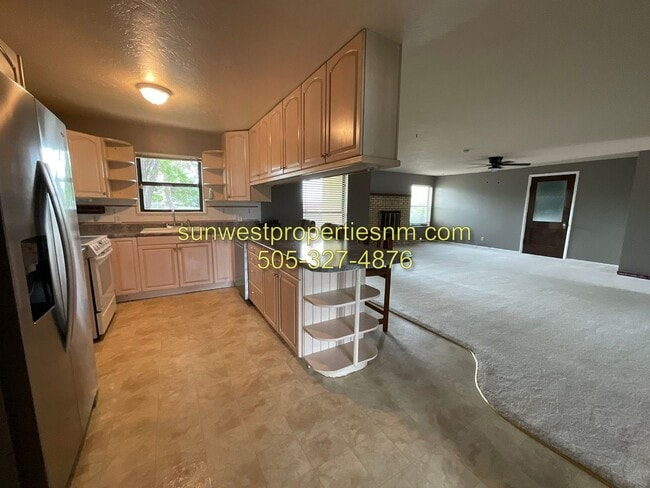 Building Photo - 4 Bedroom, 2 Bathroom House with Fenced Ba...