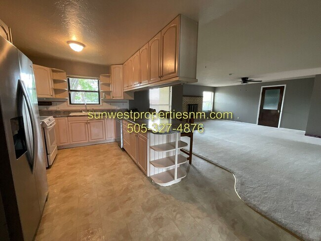 Foto del edificio - 4 Bedroom, 2 Bathroom House with Fenced Ba...