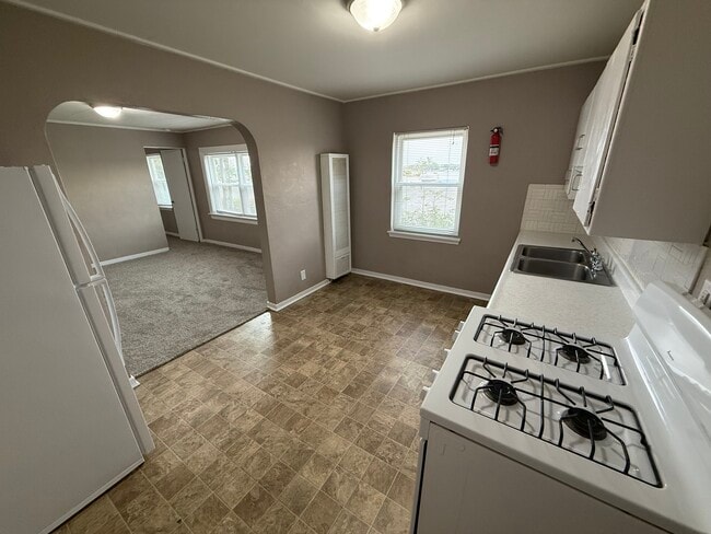 Building Photo - 206 Locust St