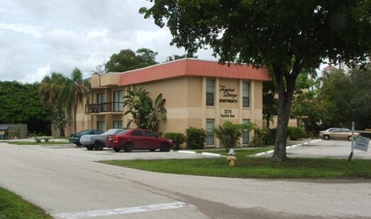 Foto del edificio - Tropical Breeze Apartments