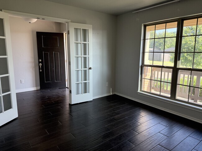 Building Photo - 4405 W Country Club Dr