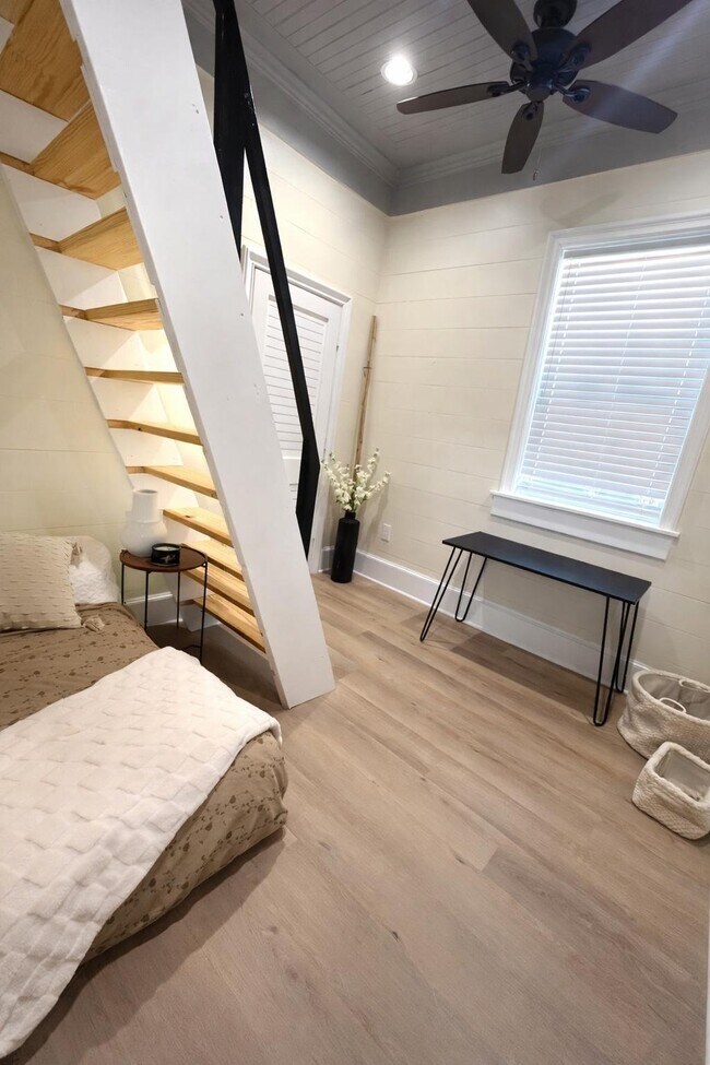 Foto del edificio - 5036 Golden Forest Dr