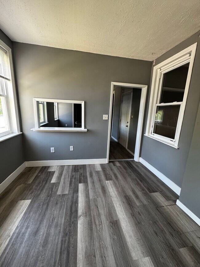 Building Photo - 2 Bedroom, 1st Floor Apartment