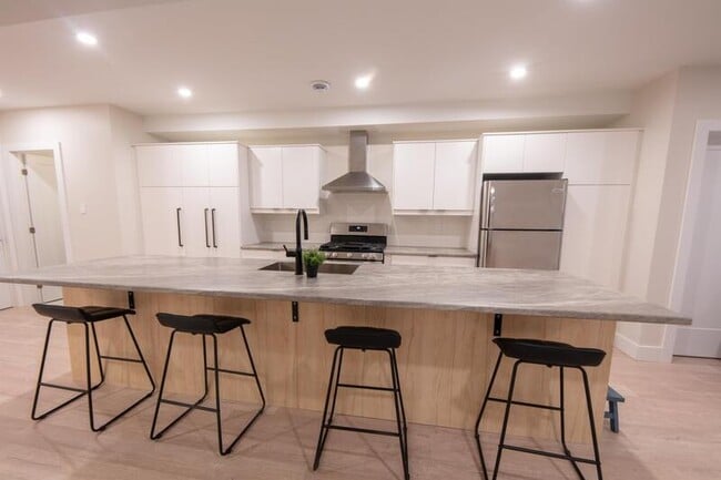 Building Photo - Student Rental: 130 Chippewa Avenue