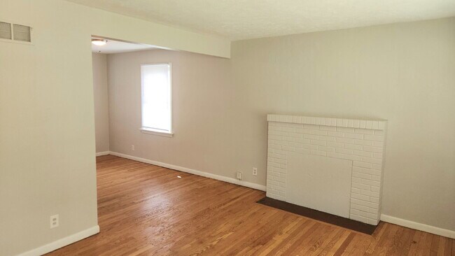 Building Photo - "Charming 3-Bed Home with Gleaming Hardwood Floors on Jackson Ave, Berkeley!"