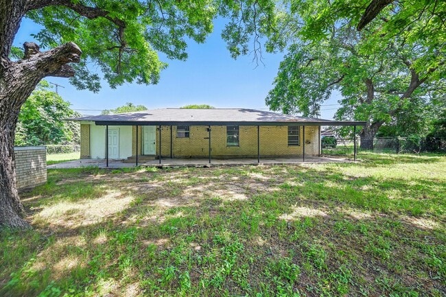 Building Photo - CHARMING AND QUAINT 4 bedroom, 2 bathroom ...