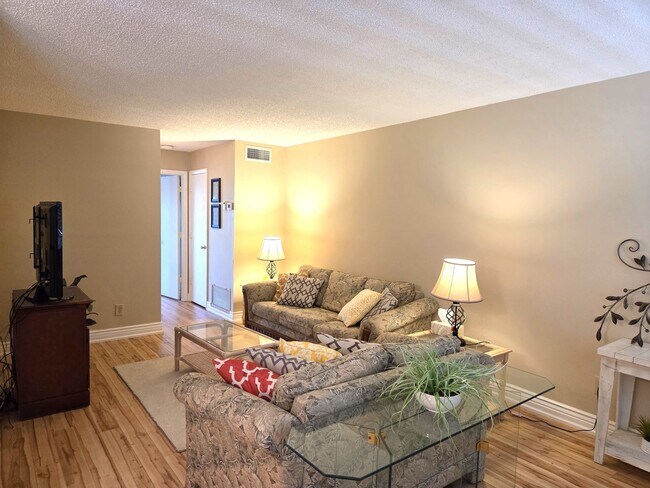 Foto del edificio - Over 55 Community! Adorable Furnished One ...