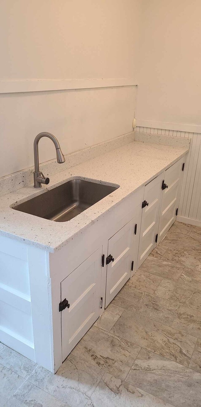 Deep single basin sink - 489 Lincoln St