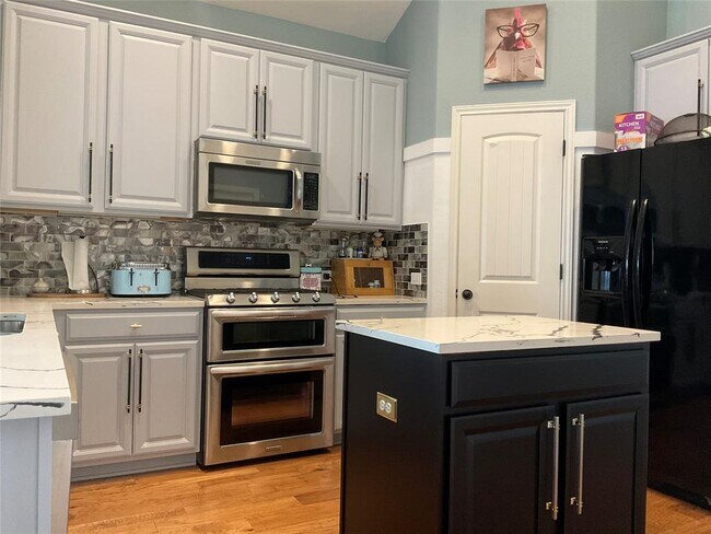 Foto del edificio - 5301 Scenic Lake Dr