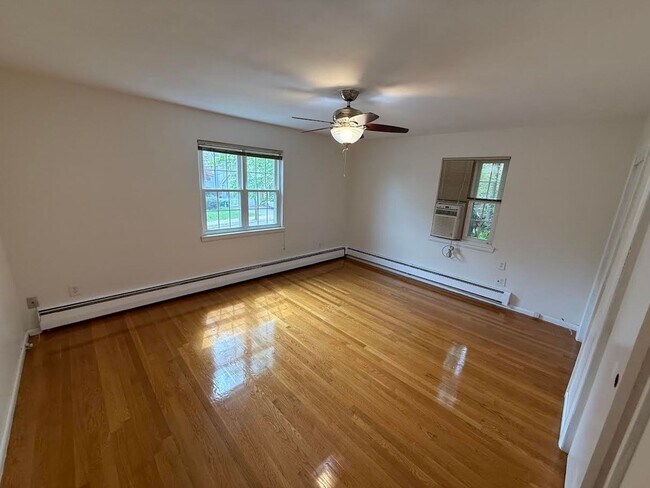 Foto del edificio - Beautiful Newton home with parking included available for rent NOW!