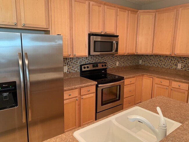 Building Photo - 2 Bed & 2.5 Bath with loft beautiful townh...