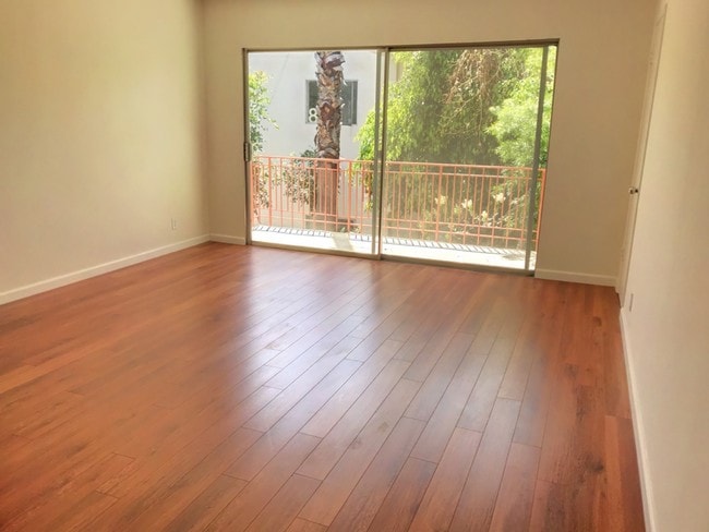 Super Sunny Living Area - 1144 N Orange Grove Ave