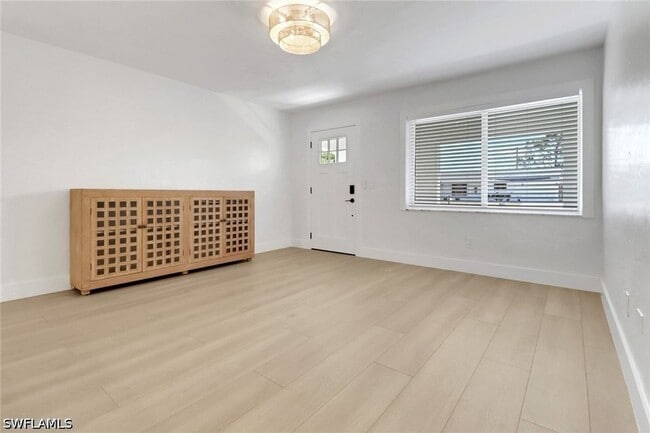 Foto del edificio - 4525 Fluvia Ave