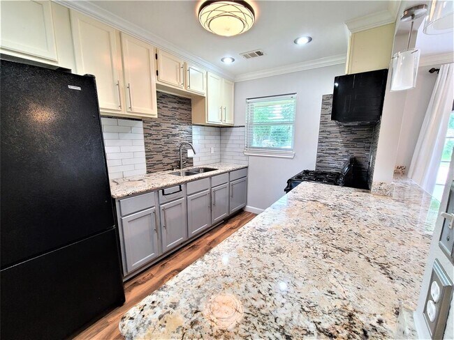 Foto del edificio - 3214 Ripplebrook Dr