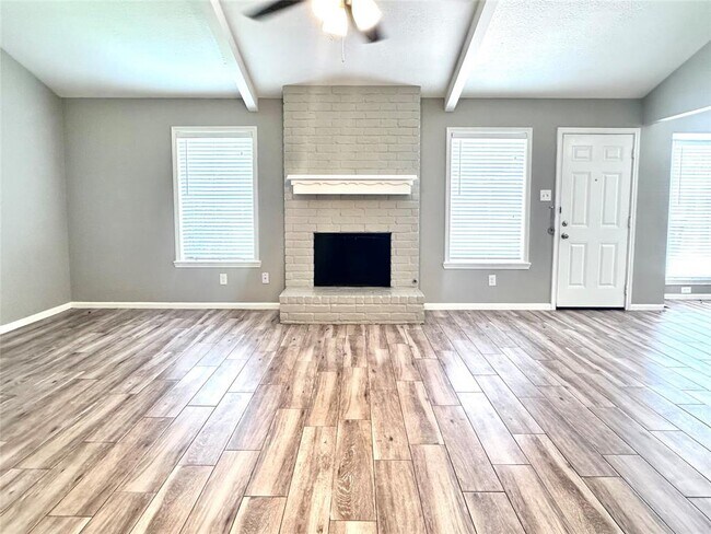 Foto del edificio - 4810 Elmbrook Dr