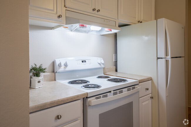 1BR, 1BA - 650SF - Kitchen - Diablo Pointe Apartments