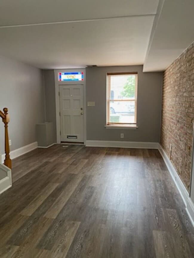 Building Photo - 2 Bedroom with Rear Yard