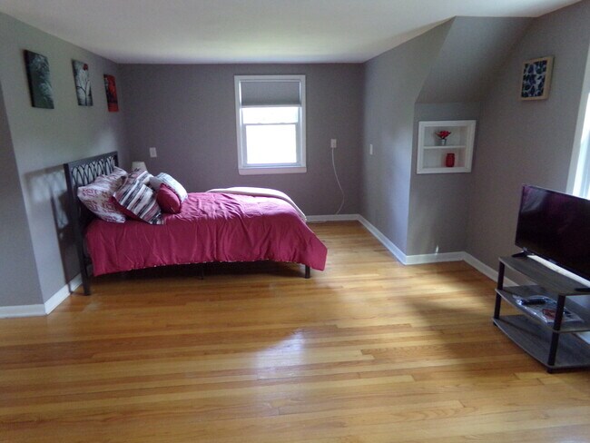 2nd floor bedroom - 25 Sunnyside Ave