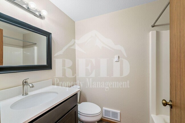 Foto del edificio - Water view 4 plex close to Silverdale and Public Transportation.