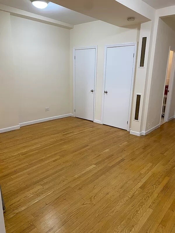 Building Photo - 424 E 81st St