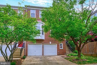 Building Photo - 9337 BRANCH SIDE Ln
