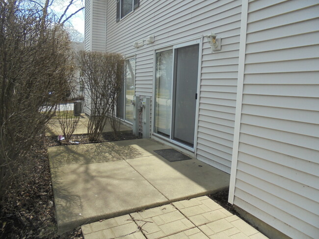 Building Photo - 302 Teak Ln