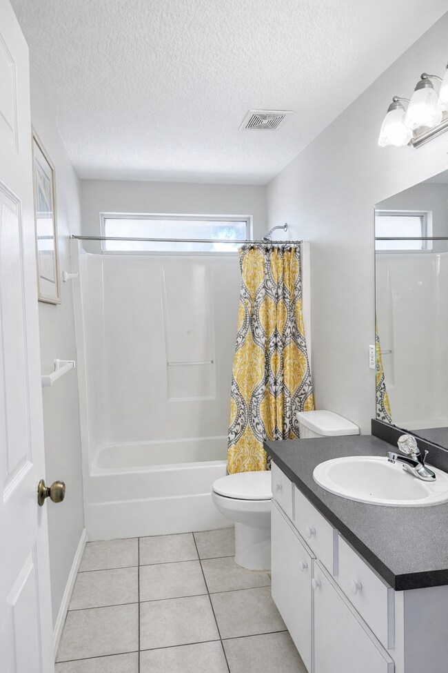 Foto del edificio - 1630 Needle Palm Dr