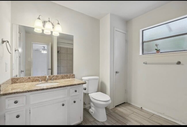 Building Photo - 24 E Bigelow Oak Ct