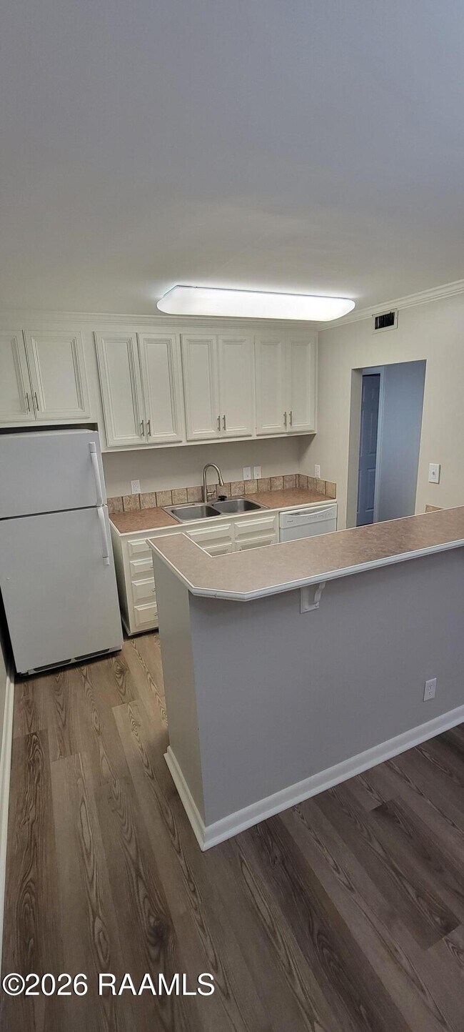 Foto del edificio - 220 Doucet Rd