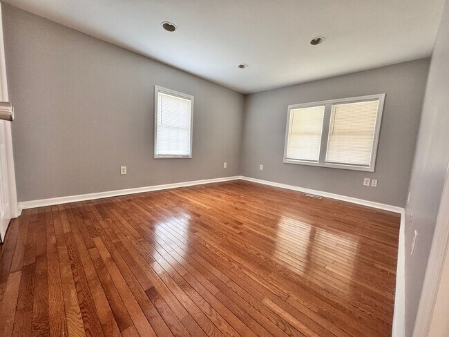 Foto del edificio - 3 Bed, 2 Bath Home on Large Lot in Brentwood on Franklin Rd.