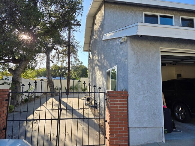 Cochera - 3439 1/2 Altura Ave
