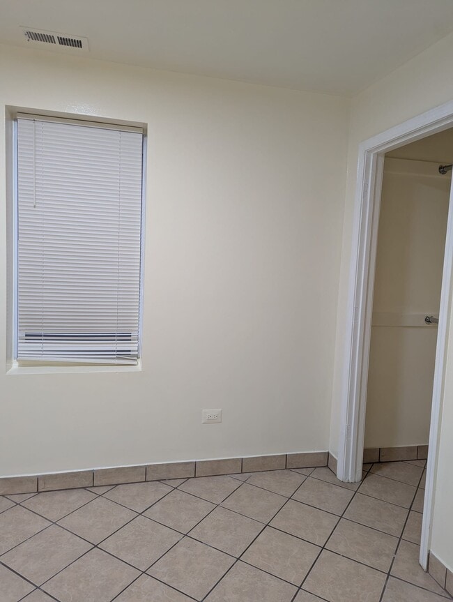 Building Photo - 2428 S Homan Ave