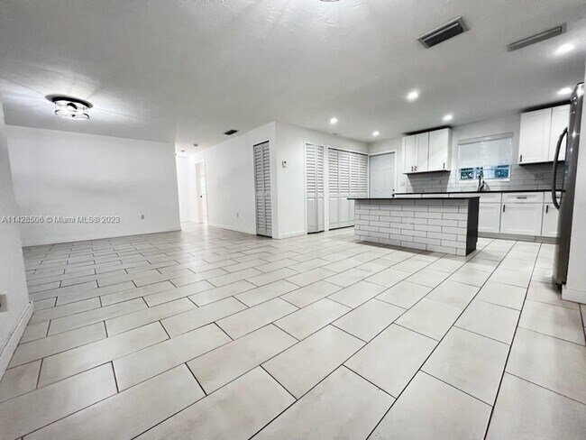 Foto del edificio - 1762 NE 145th St