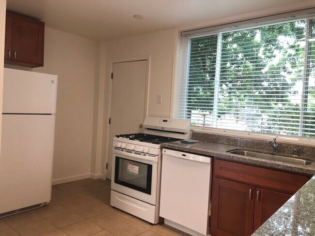 Foto del edificio - 130-142 Underhill Drive