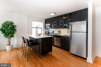 Building Photo - 633 W Rittenhouse St