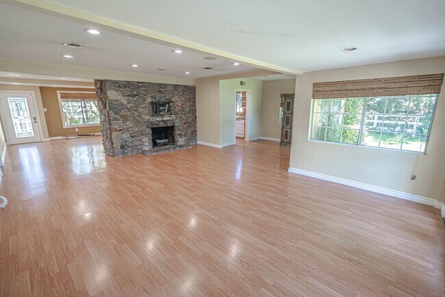 Building Photo - 4 Bedroom Pool Home for Rent in Secluded S...