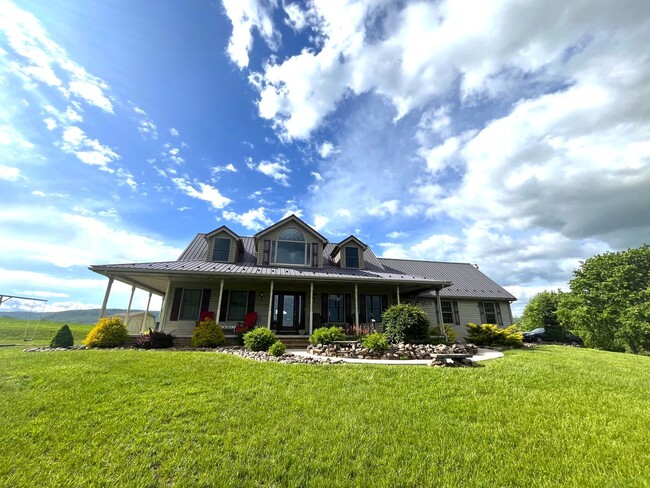 Building Photo - Spacious 4BR/3.5BA Single Family Home on 2...