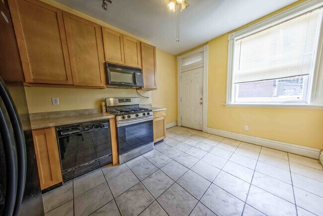 Building Photo - Recently Renovated 2 bedroom 1 bath home w...
