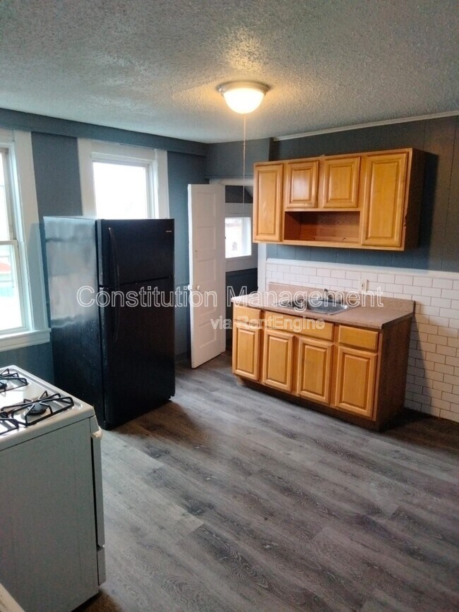 Building Photo - 2352 Barnum Ave