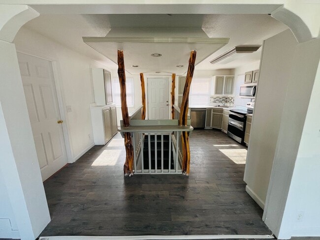 Foto del edificio - 4 bed 2 bath home with 4 car shop