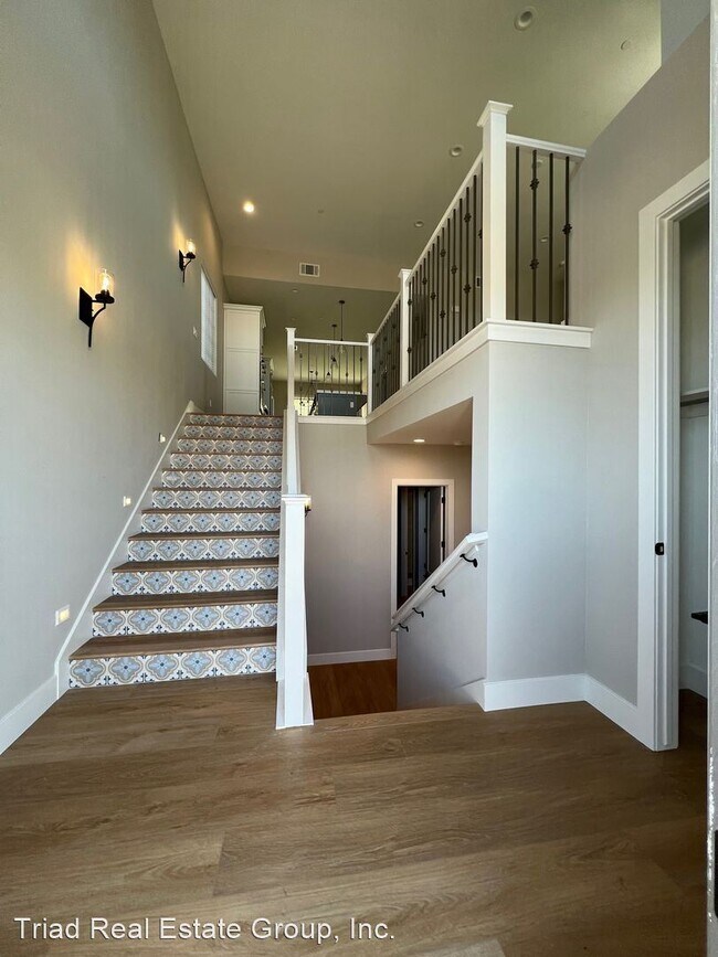 Building Photo - 4 br, 3.5 bath House - 4080 Hillside Drive
