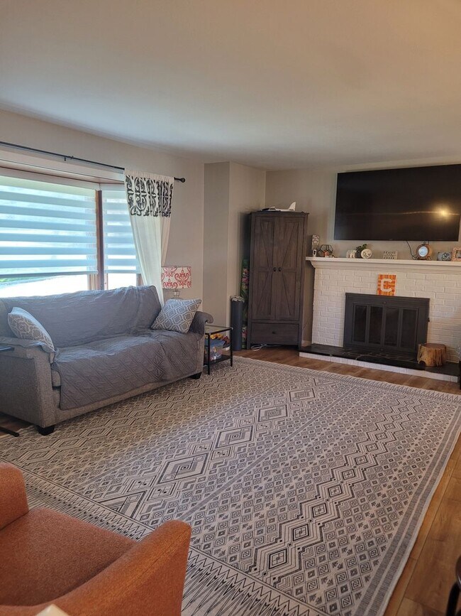 Building Photo - Beautiful Updated Home Next To Burke High ...