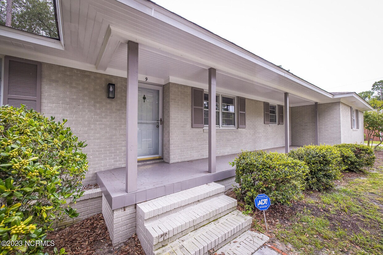 Primary Photo - 9 Castlewood Dr