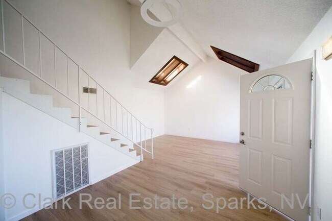 Building Photo - Freshly updated charming Sparks townhouse