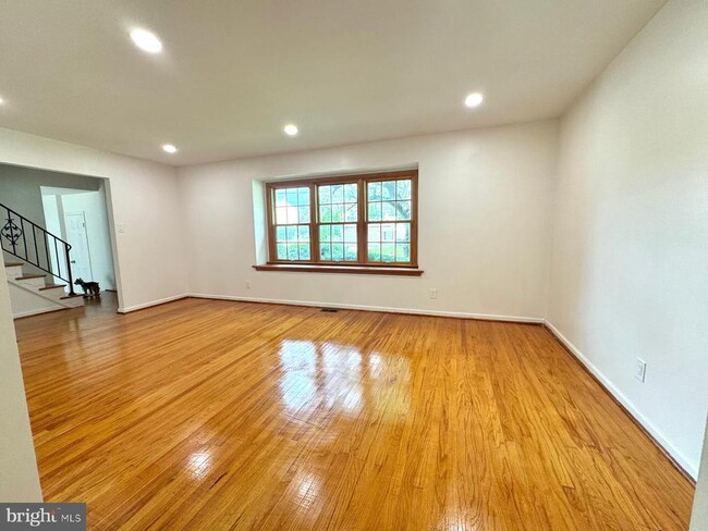 Building Photo - 1104 Hudson Ave