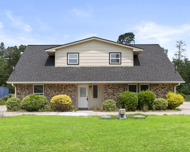 Building Photo - 1903 Pinewoods Way