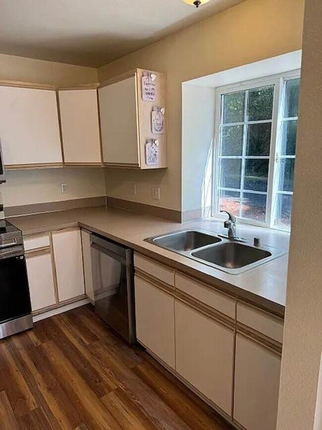 Foto del edificio - Spacious 2 Bedroom Duplex with Cozy Features