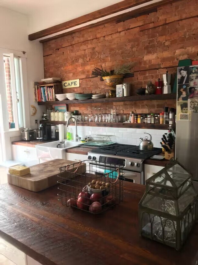 Foto del edificio - 588 Halsey St